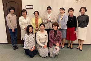 奨学生の卒業祝い贈呈式