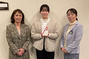 奨学生の卒業祝い贈呈式