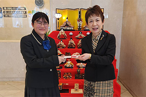卒業祝い金の贈呈