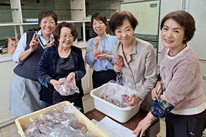 チャリティバザー準備
